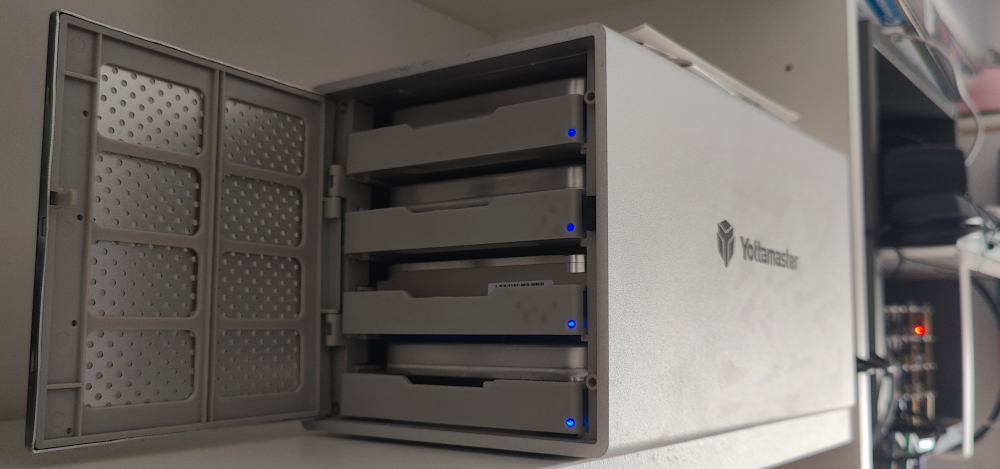 el NAS con sus cuatro discos operativos